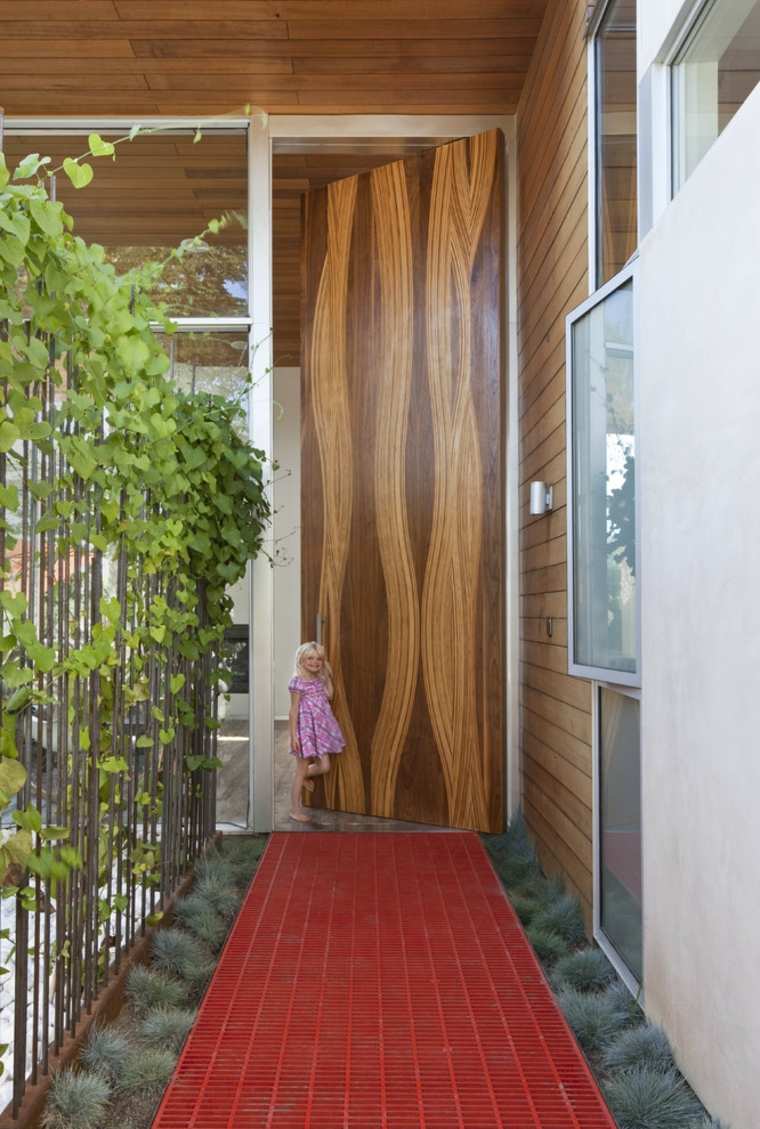 puerta madera natuiral curvada