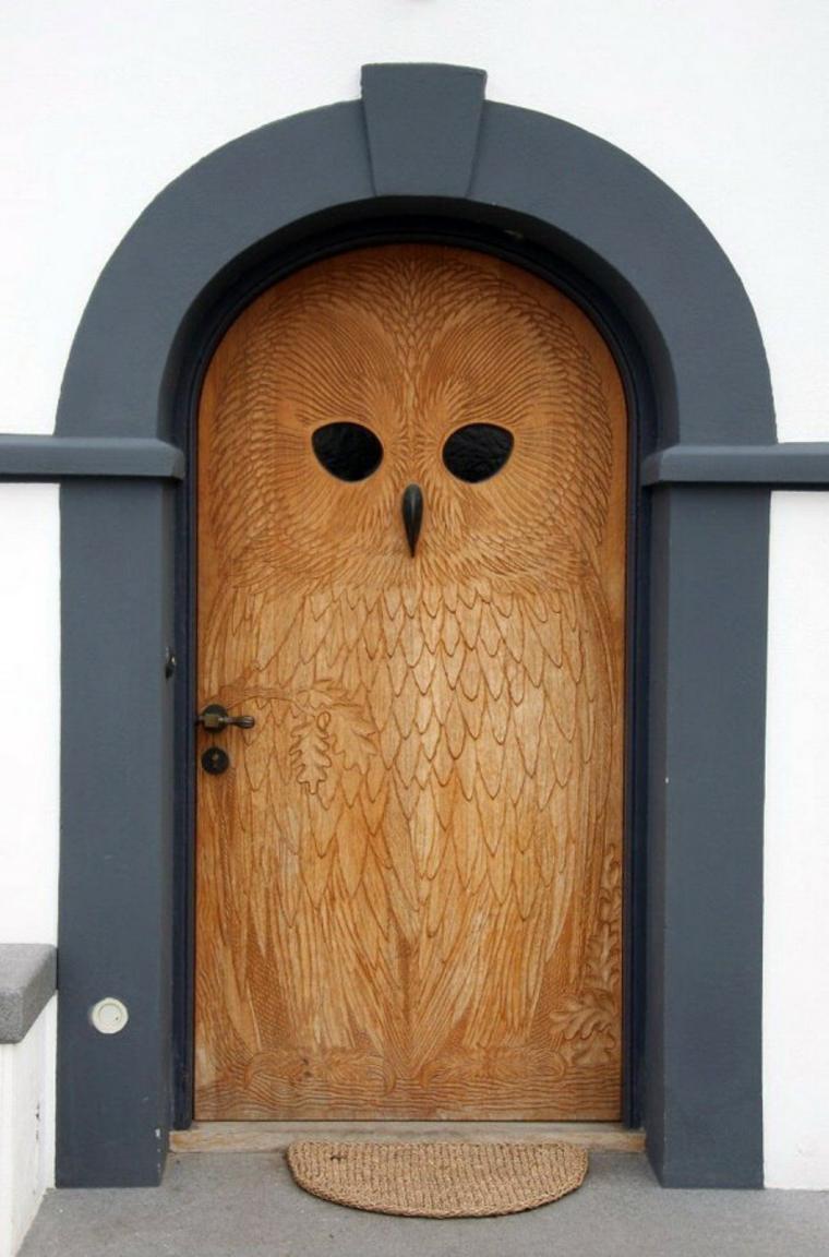 puerta entrada forma buho madera
