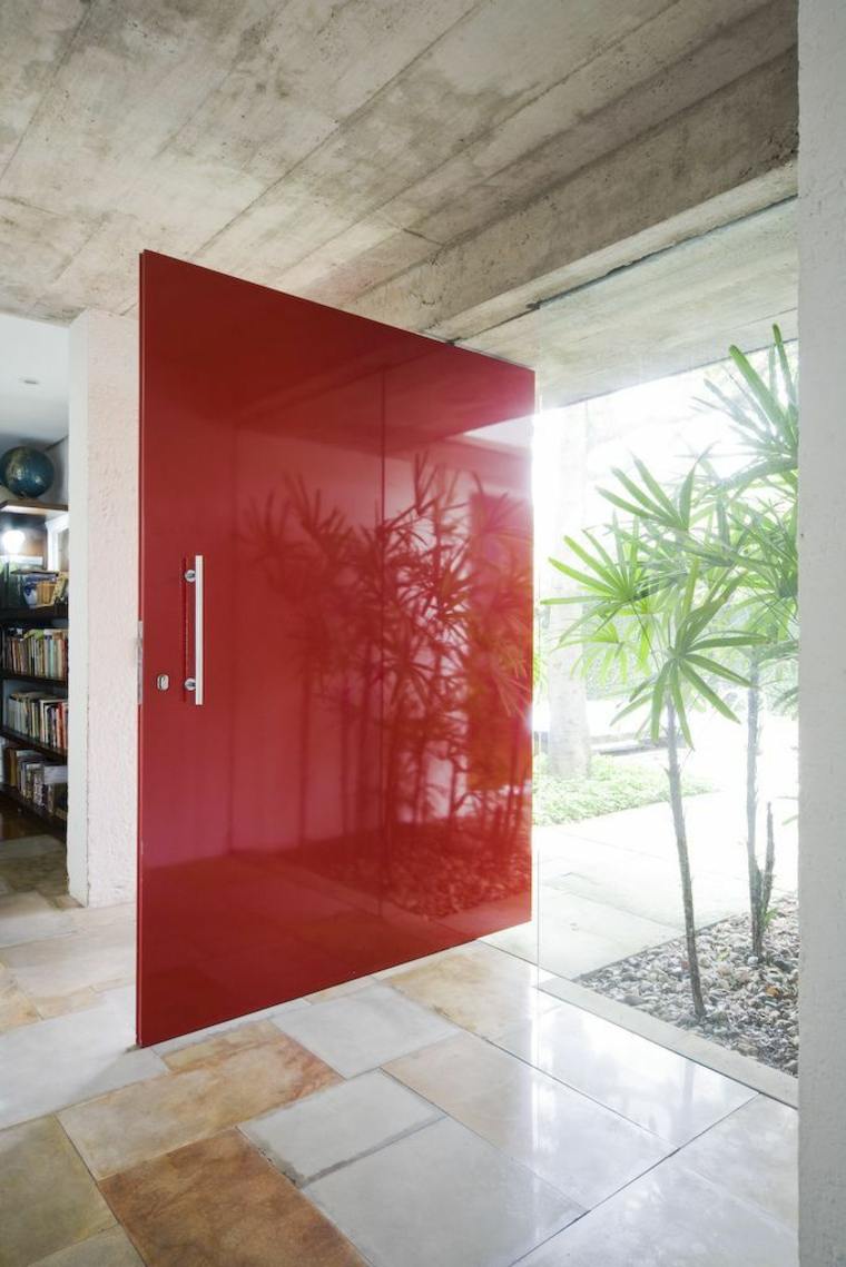 puerta lacada color rojo