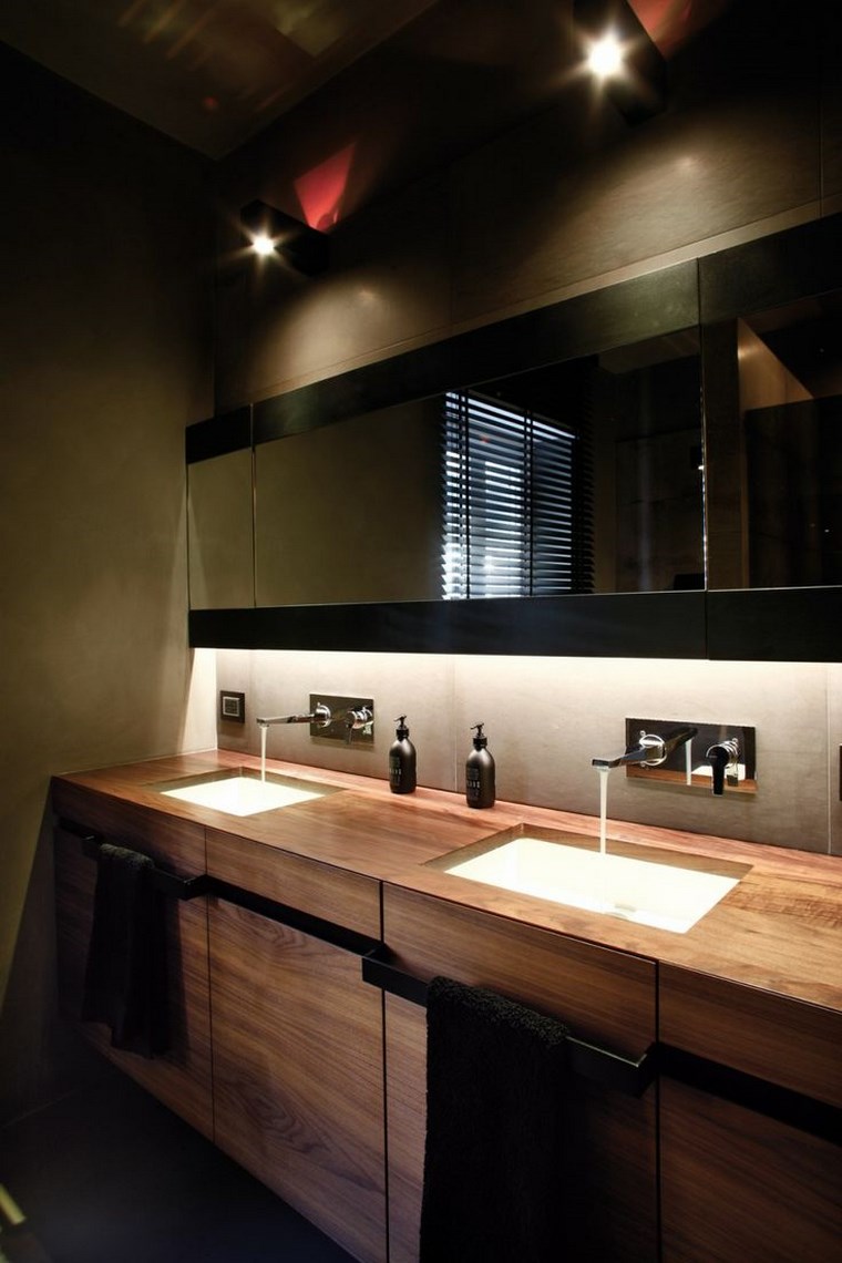 reformar bano iluminacion lavabo madera oscuro ideas