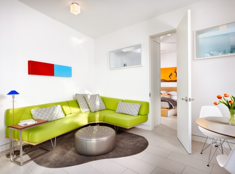 sala blanca elementos colores brillanes