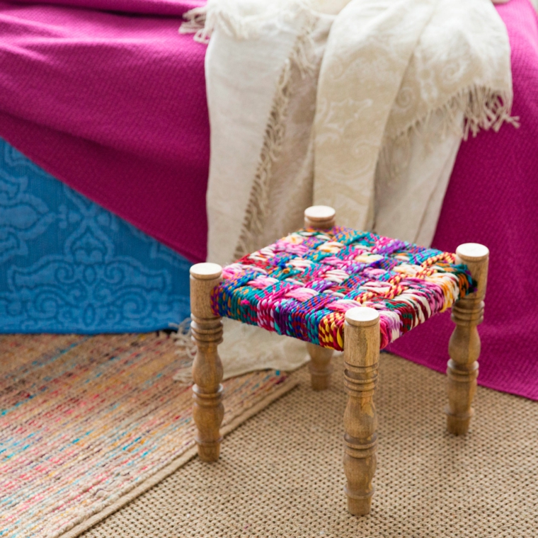 tejidos coloridos madera silla alfombras