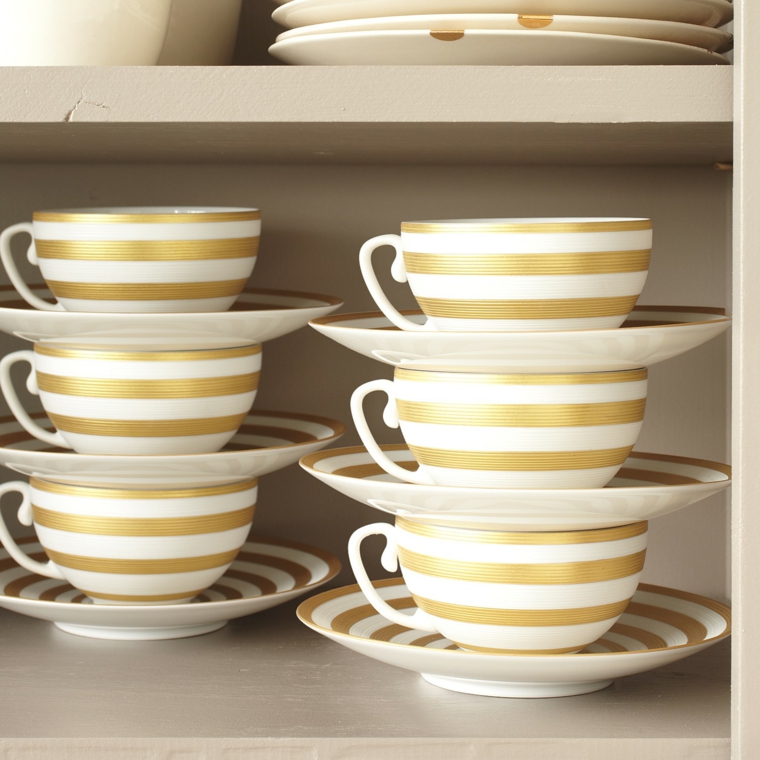 amontonar tazas cubiertos vajillas café