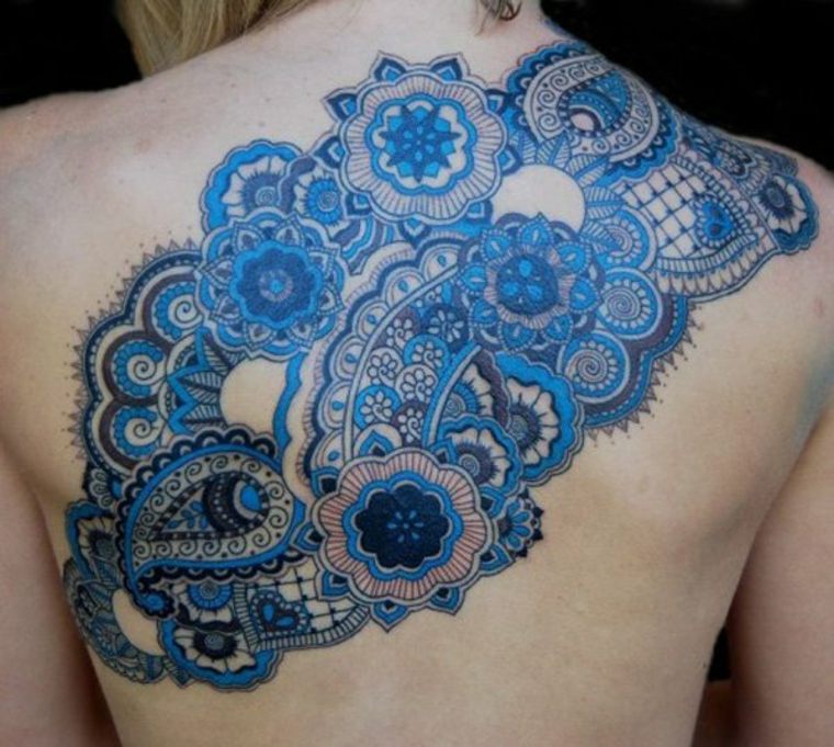 bonito tatuaje color azul encaje