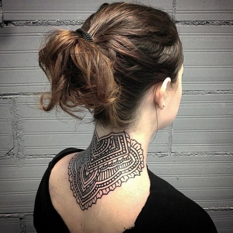bonito tatuaje mujer cuello