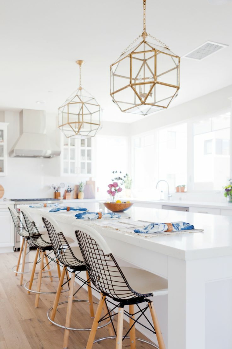 isla muy grande de color blanco cocina creativa blanca diseno detalles lamparas brillantes ideas