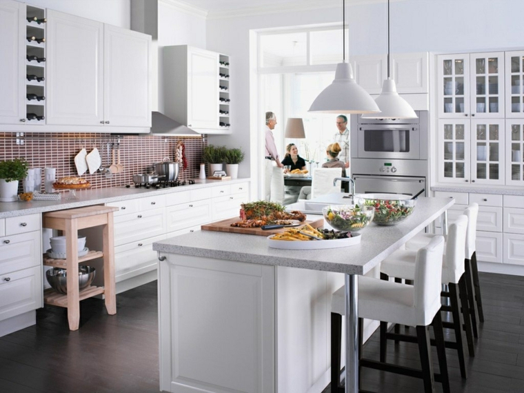 cocina con suelo de madera cocina muebles blancos pared losas color rojo ideas