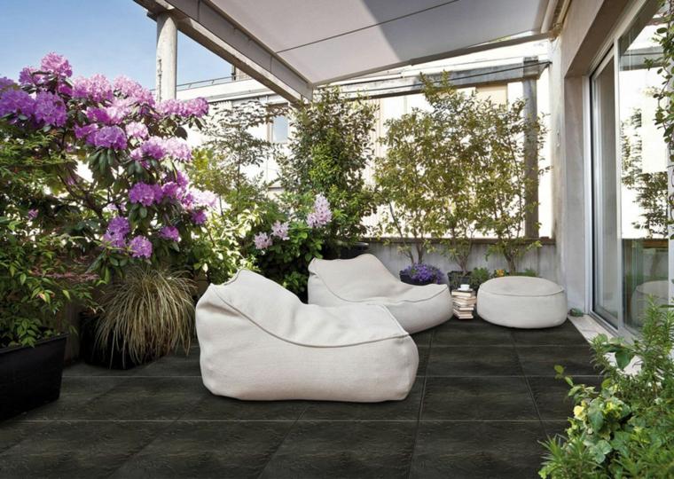 decoracion de terrazas diseño flores jarrones puf