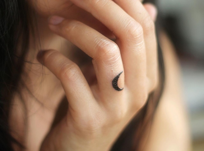 fotos de tatuajes disenos mujeres luna dedo ideas