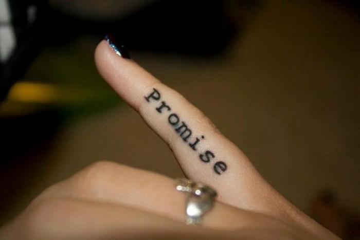 fotos de tatuajes disenos mujeres promesa dedo ideas