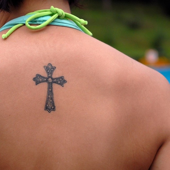 fotos tatuajes disenos mujeres cruz espalda ideas