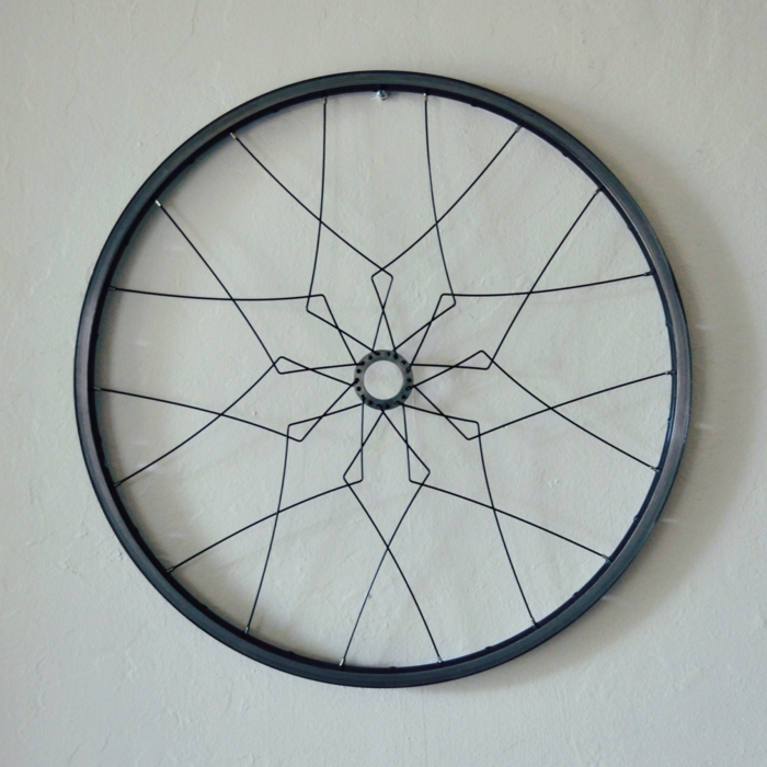 la bicicleta vieja llanta pintada negro decorar pared casa ideas