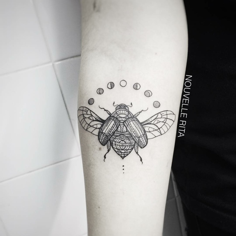 original tatuaje mosca lineas negrita