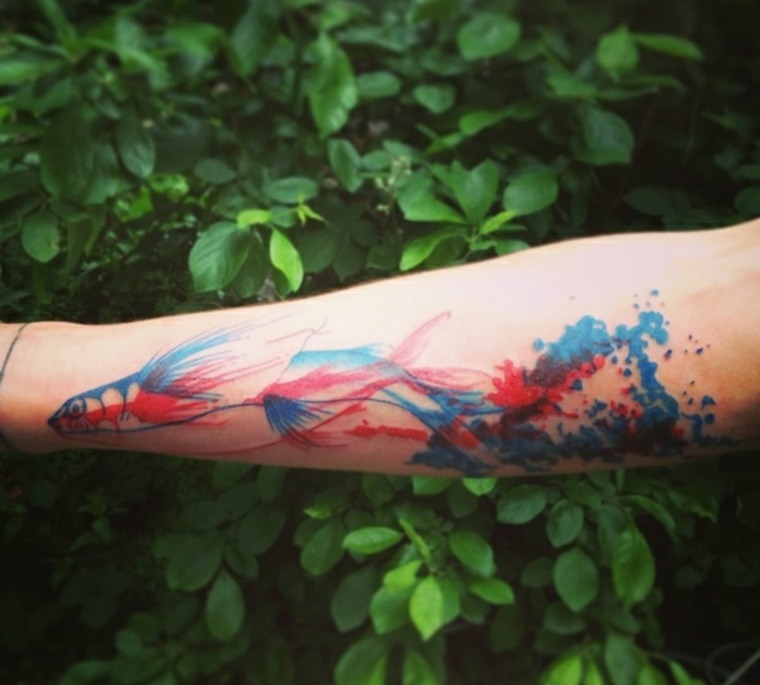 tatuaje brazo azul rojo