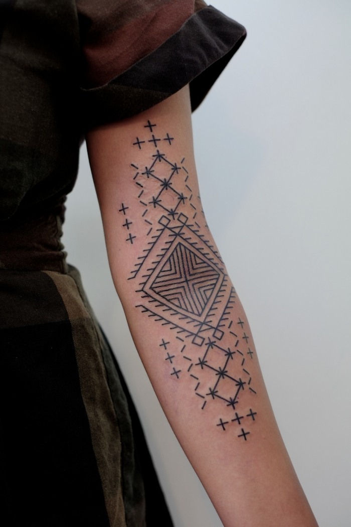 tatuajes en el brazo opciones diseno etno motivos ideas