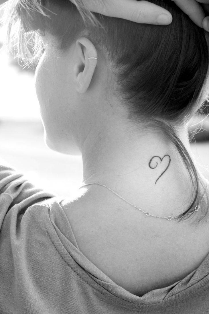 tatuajes pequeños inicial corazon letras