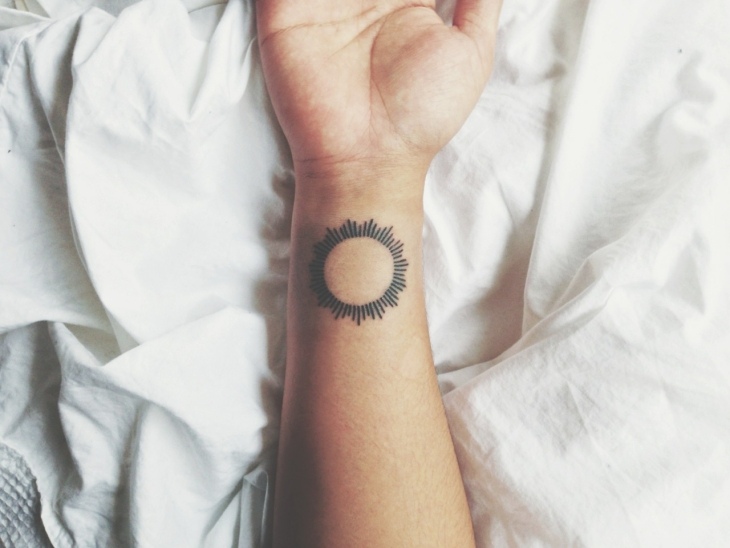 tatuajes pequeños inicial soles sillones