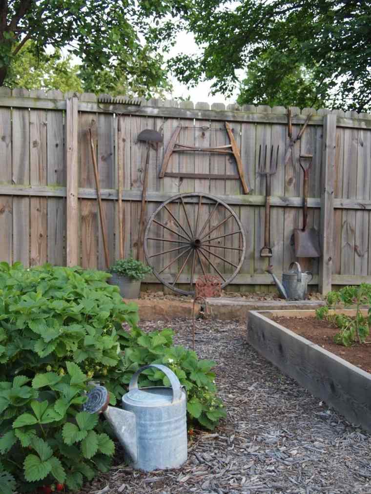 valla madera decorada herramientas jardin