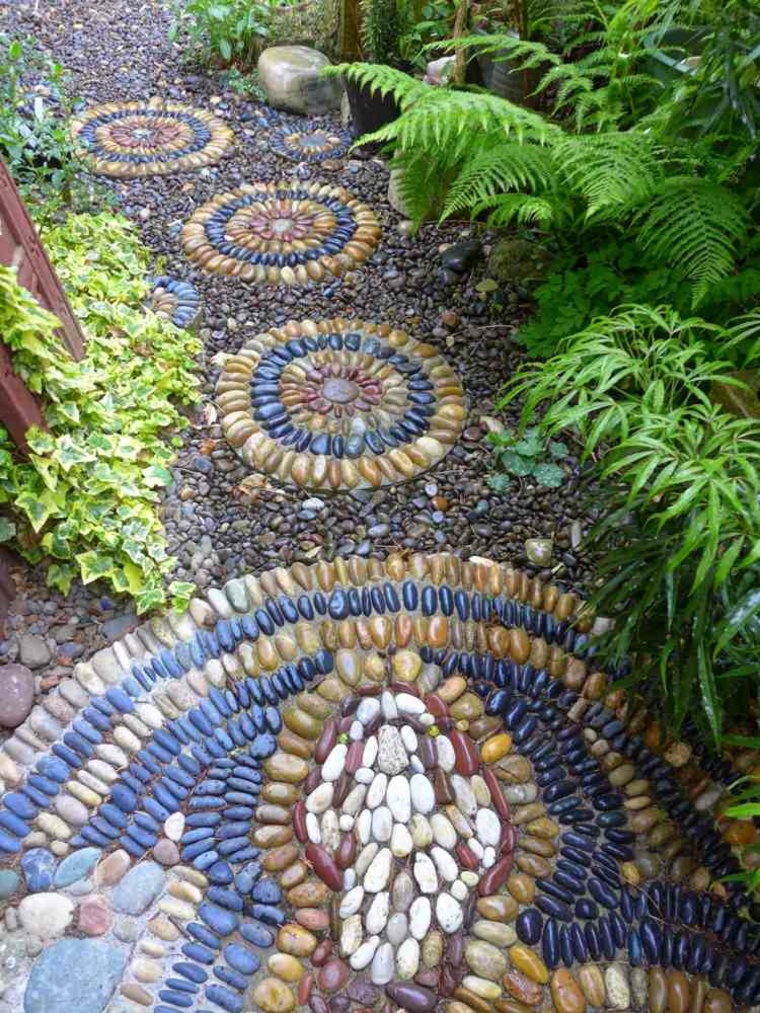 Mosaico de guijarros para decorar el jardín - ideas estupendas