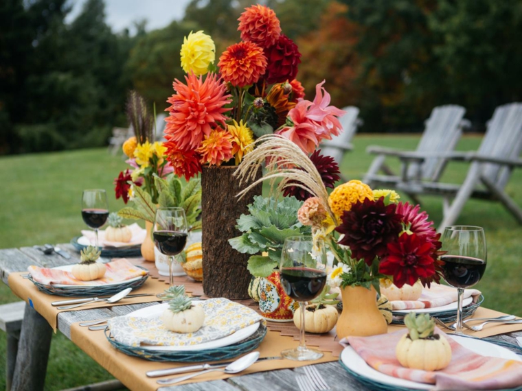 bonita decoración mesa flores