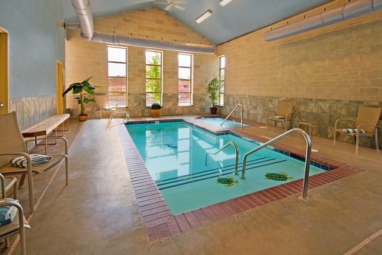 piscina y bañera de hidromasaje construccion piscinas dentro casa disenos jacuzzi ideas