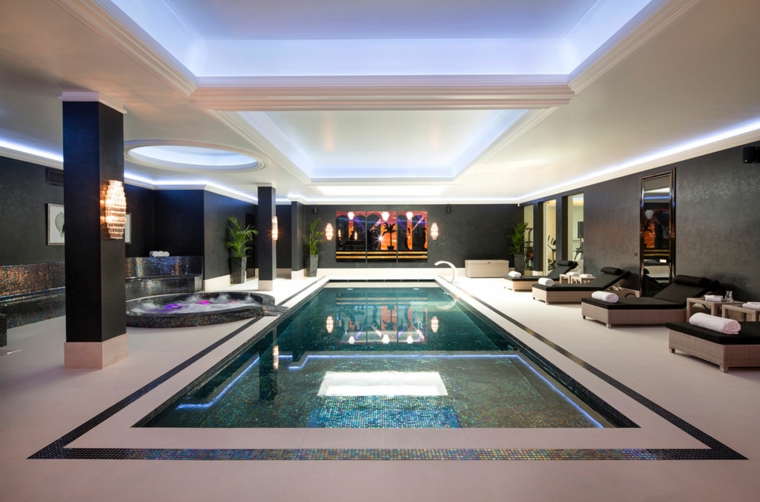 piscina rectangular con fondo de mosaico azul construccion piscinas dentro casa disenos tumbonas ideas