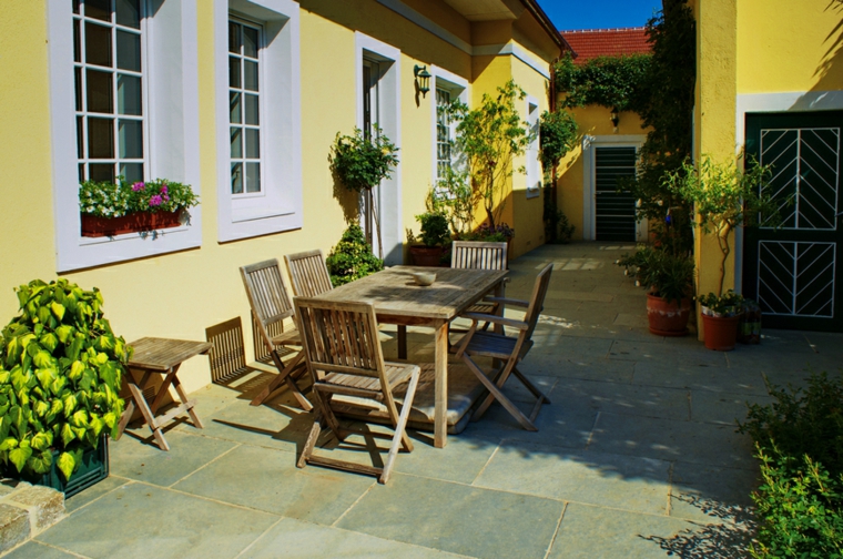 diseno-jardin-moderno-comedor-muebles-madera-teca