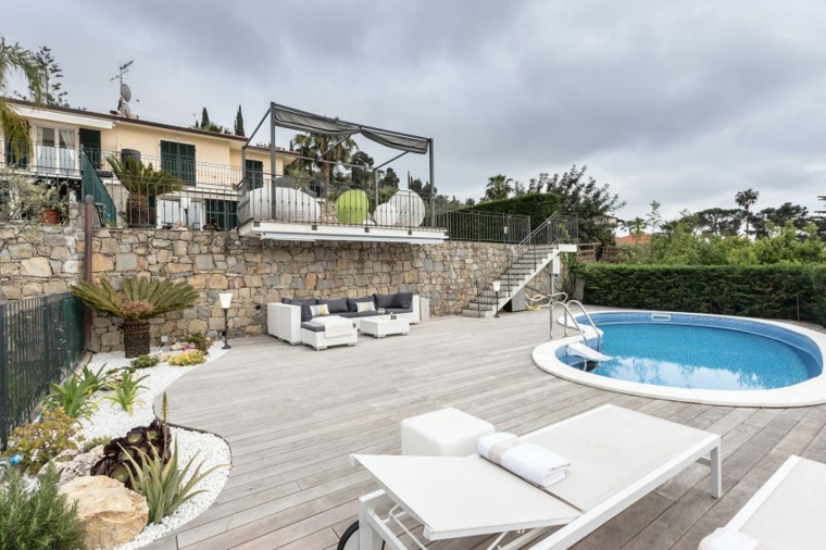 jardín con suelo de madera diseno jardin moderno niveles amplio piscina ideas