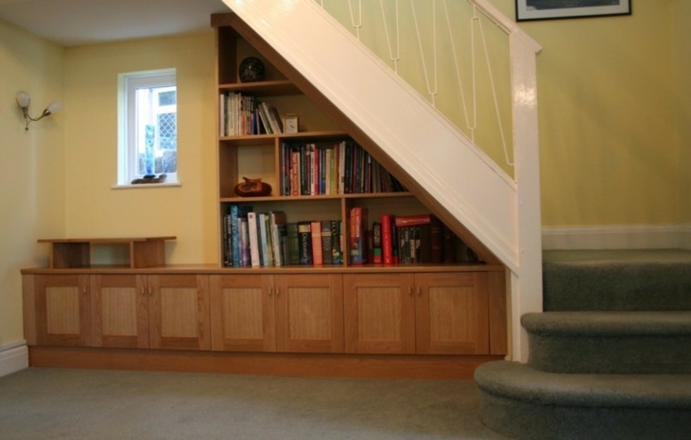 escaleras espacios pequeños mueble triangular