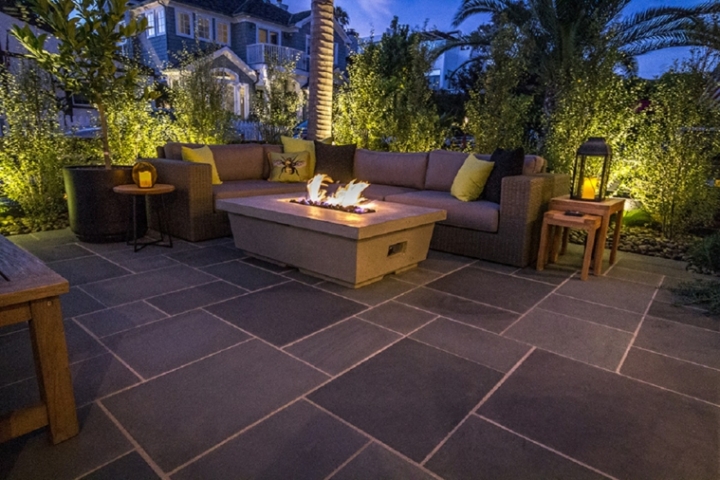 Ideas iluminación con pozos de fuego en el jardín