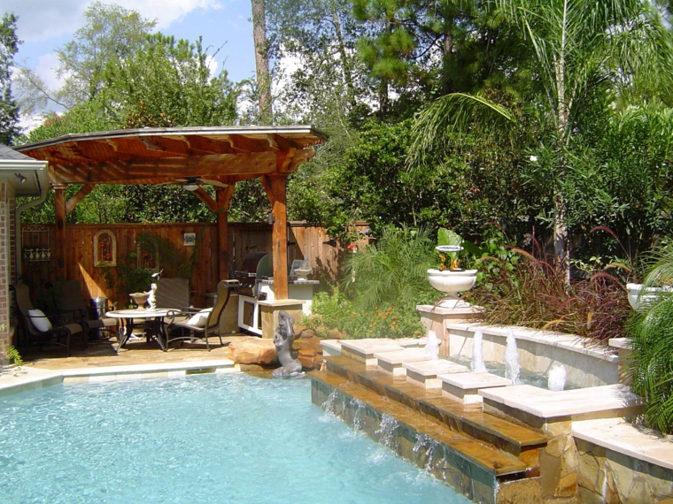 jardín con piscina y pérgola de madera jardin piscina fuente pergola madera