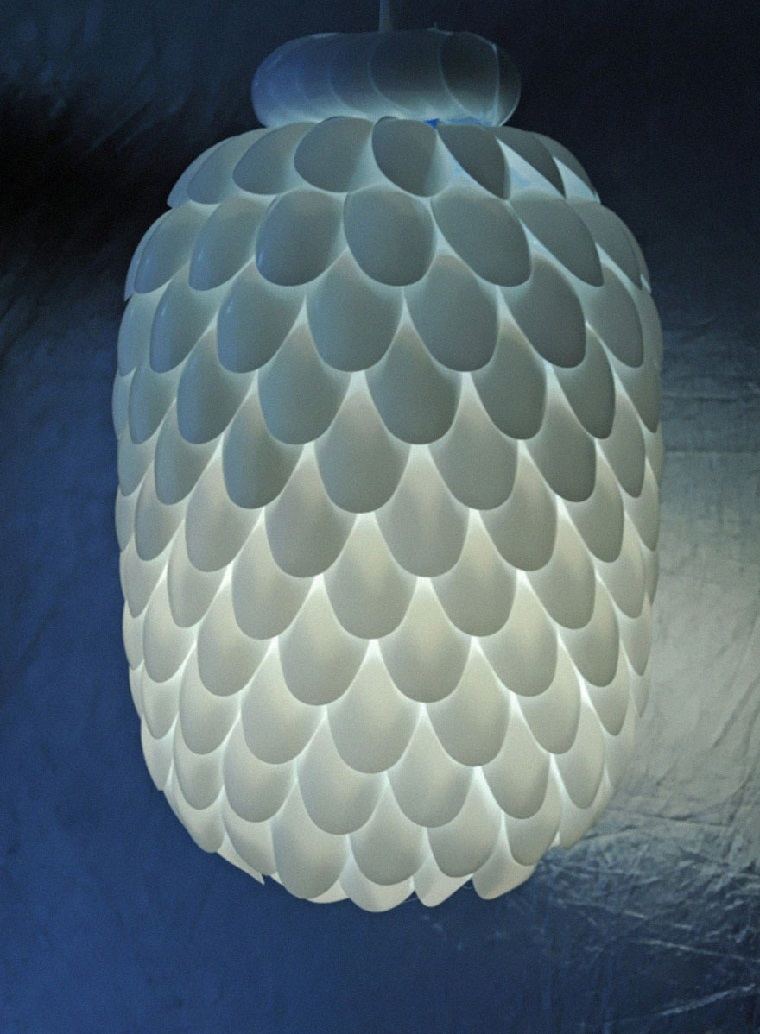 lamparas moderna hechas cucharas plastico ideas
