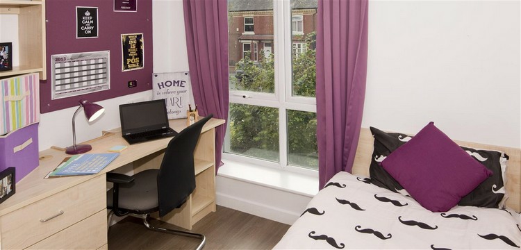 dormitorio pequeño muy bonito mesas escritorio dormitorio adolescente pared color purpura ideas