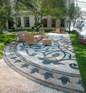 Mosaico de guijarros para decorar el jardín - ideas estupendas