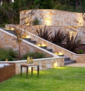 Diseño multinivel de patios y jardines con detalles inspiradores