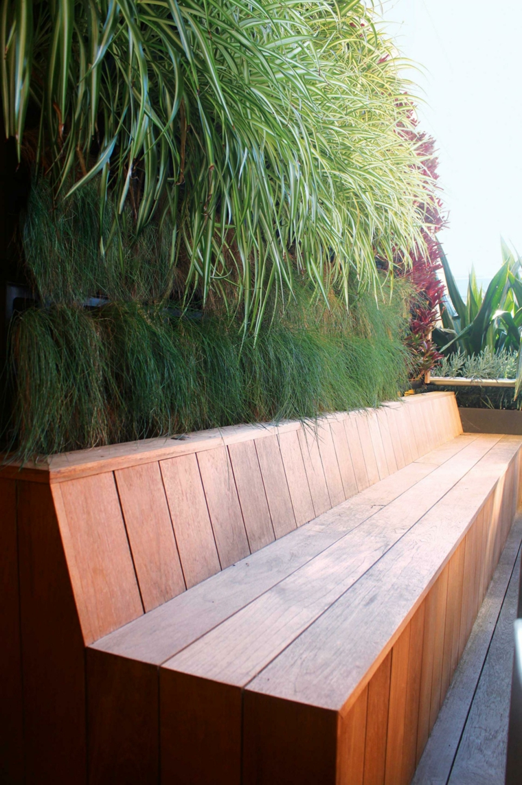 banco de madera y jardín vertícal paredes decoracion macetas lugar para sentarse ideas