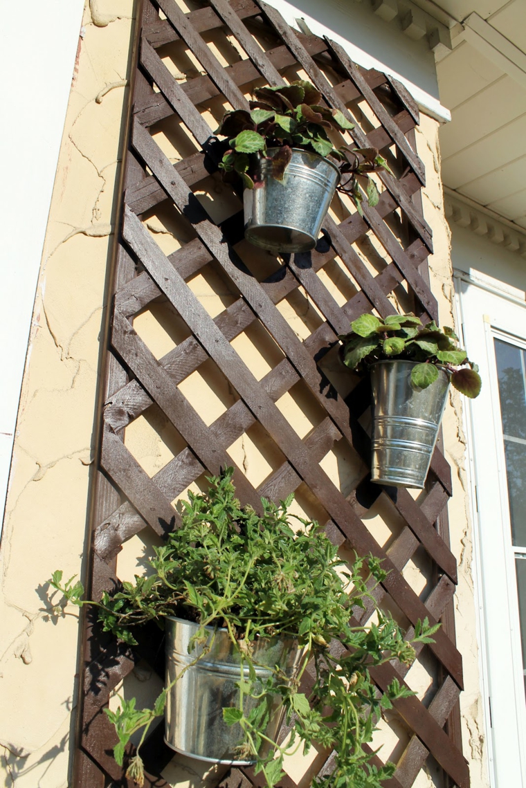 plantas en recipientes de metal peredes decoracion macetas recipientes metal ideas