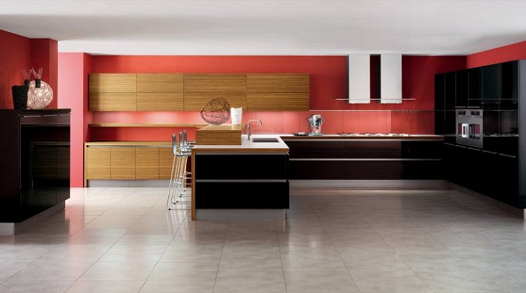 cocina con gabinetes negros de madera y otros negros cocina amplia paredes rojas gabinetes madera ideas
