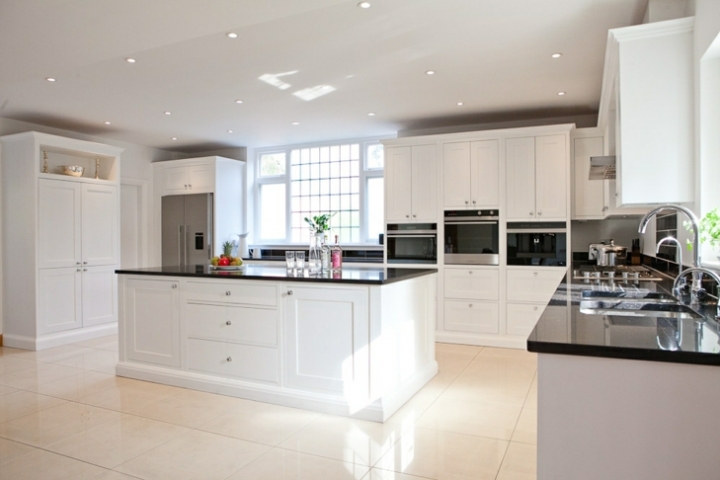 Cocinas diseños increíbles contrastanto el color blanco