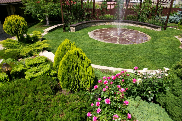fuente en el centro del jardin fuente centro patio plantas paredes