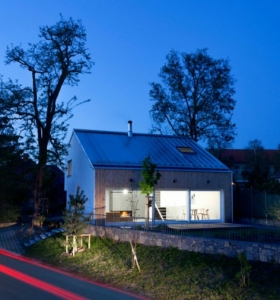Casa practica integrada al paisaje, diseño por Architekti Sercel