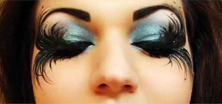 maquillaje en negro azul