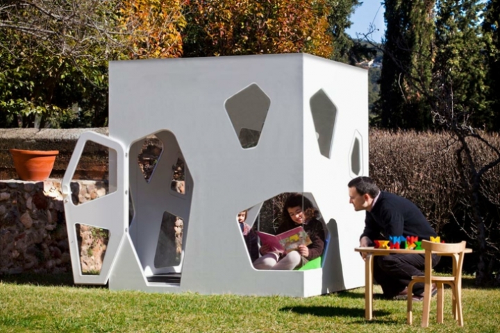 Juegos infantiles en pequeñas casas modernas y divertidas