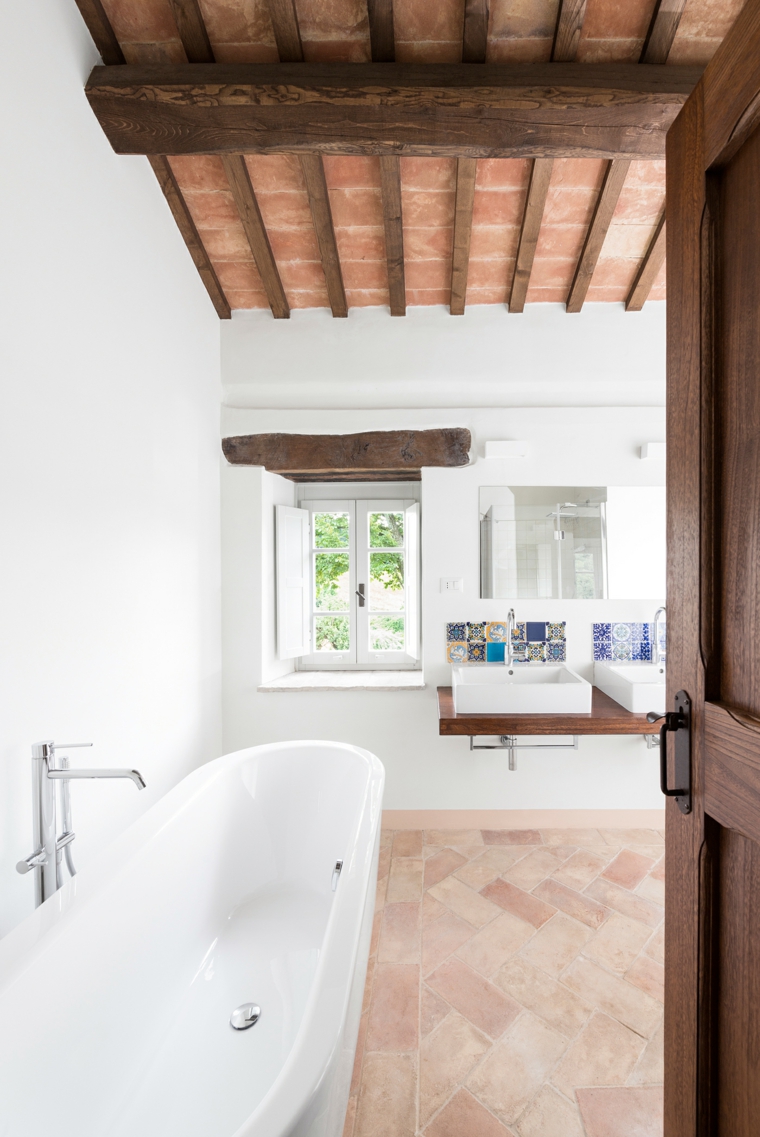 bañera blanca y adoquines en el suelo del baño suelo radiante piedra bano adoquines banera blanca ideas
