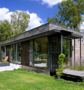 Casa moderna en el claro de un bosque diseñada por PAD Studio