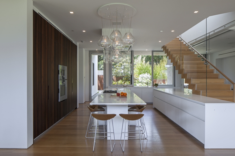 Casa moderna en Los Ángeles con majestuosa escalera de caracol