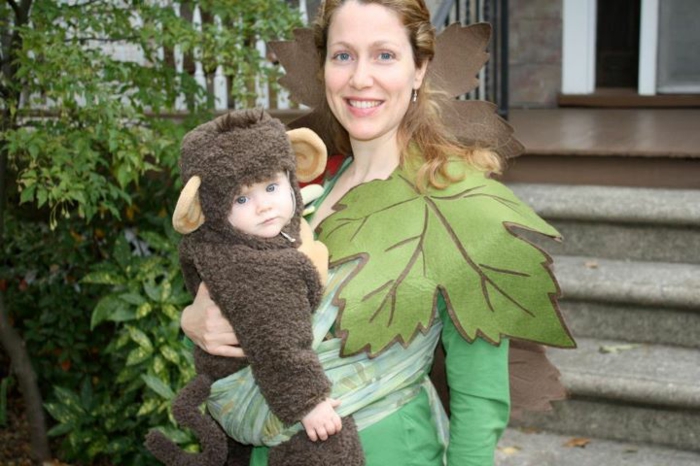 un pequeño monito en un arbol combinacion mama bebe estilos union