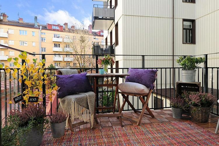 balcón con decoración otoñal preciosa decoracion facil balcon otono alfombra ideas