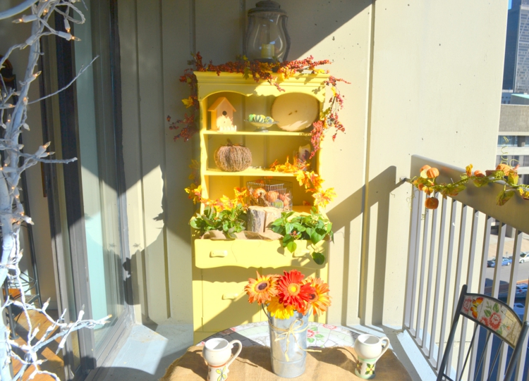 guirnaldas en la barandilla decoracion facil balcon otono muebles girnaldas ideas