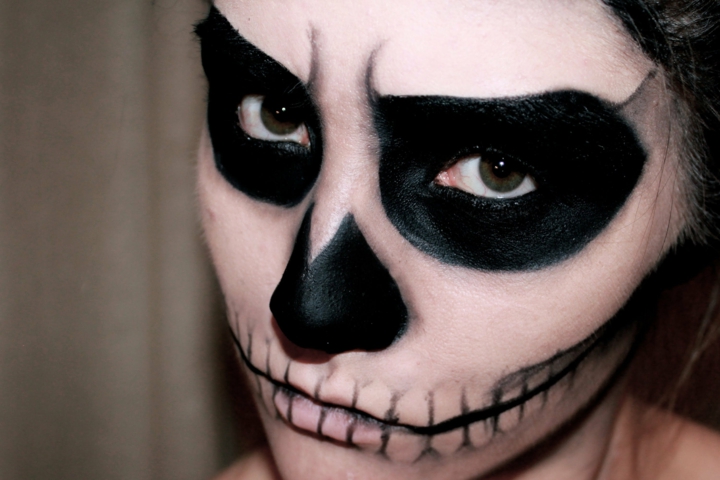 ojos en negro intenso dientes finos trazos detalles impresiones